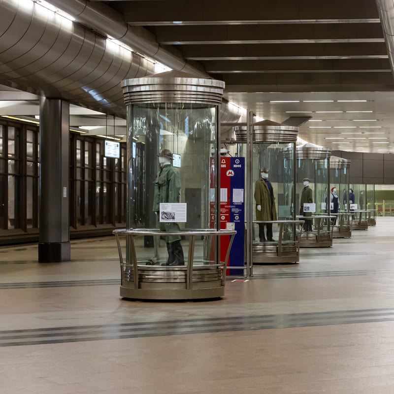Выставка «Как менялась спецодежда метростроевцев» на станции «Воробьевы горы»