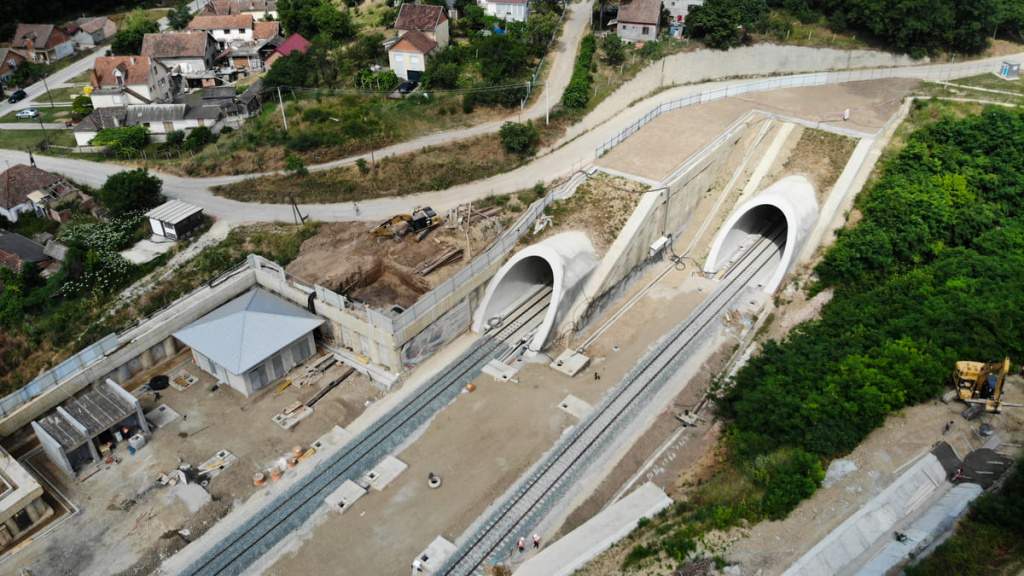 2 полоса - Верным курсом - Сербия тоннели.jpg