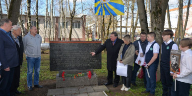 Ветераны Мосметростроя возложили цветы к памятному обелиску в Малых Вяземах